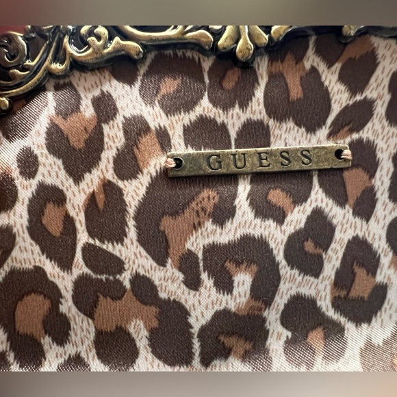 (1539) UNIQUE, Guess Small Leopard/Bee Clutch Purse, Vintage - Picture 4 of 7